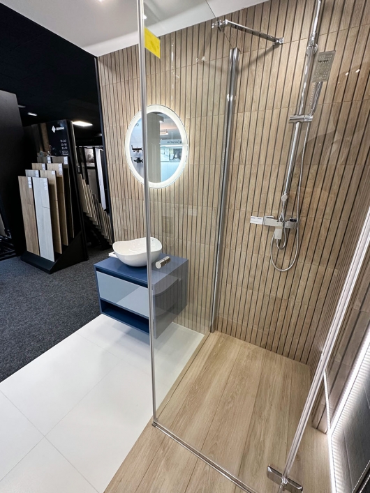 Drewno i biel w nowoczesnej łazience - zdjęcie od BLU salon łazienek Katowice