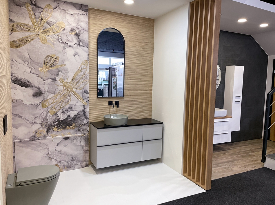 Łazienka z ciemną ceramiką - zdjęcie od BLU salon łazienek Ełk