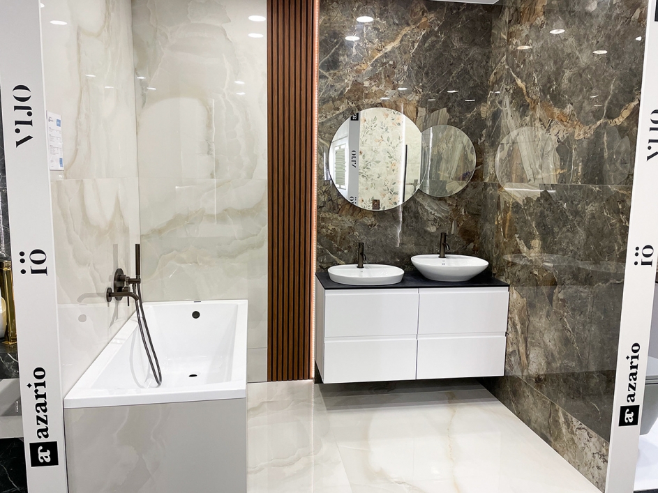 Płytki imitujące eleganckie kamienie w łazience w stylu glamour - zdjęcie od BLU salon łazienek Ełk