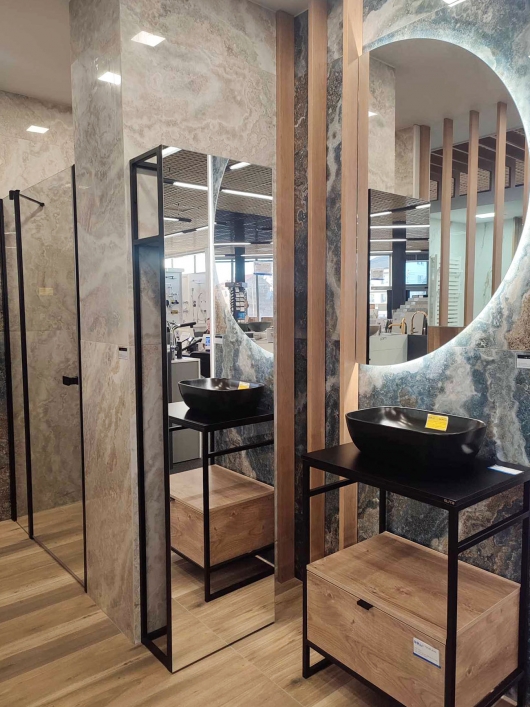 Drewno i kamień w małej łazience - zdjęcie od BLU salon łazienek Łowicz