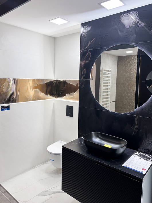 Biało granatowa łazienka z czarną i białą ceramiką - zdjęcie od salonu BLU Cieszyn