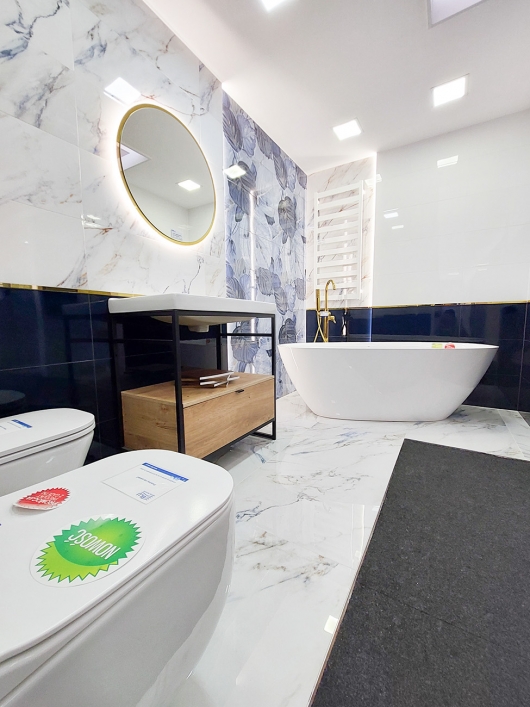 Aranżacja łazienki z niebieskimi płytkami Tubądzin Blue Stone - zdjęcie od salonu BLU Krosno
