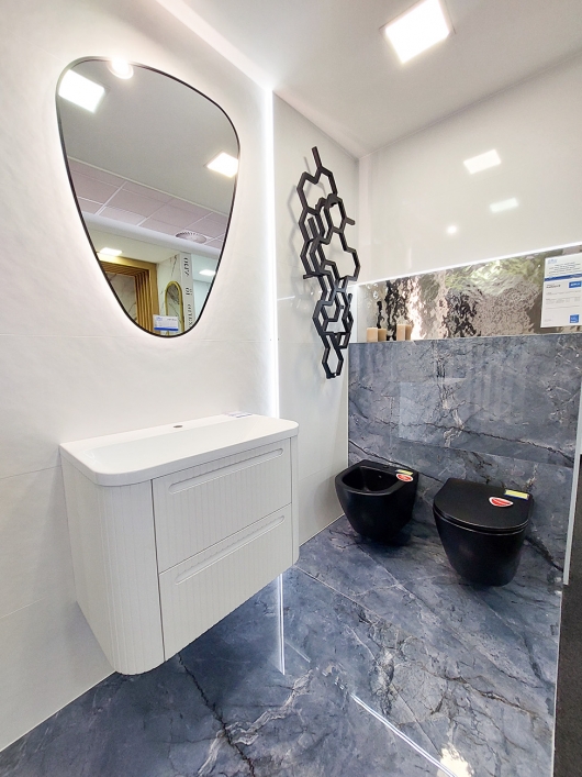 Biało - niebieska łazienka z czarną ceramiką sanitarną - zdjęcie od salonu BLU Krosno