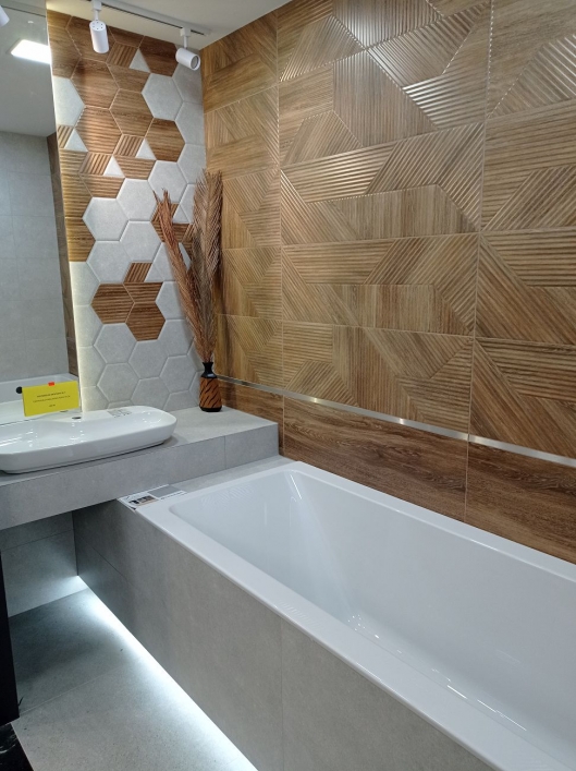 Biel i drewno w skandynawskiej łazience  - zdjęcie od BLU salon łazienek Radom