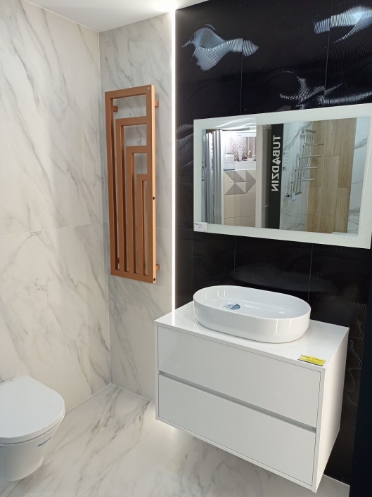 Nowoczesna łazienka z białą umywalką nablatową  - zdjęcie od BLU salon łazienek Radom