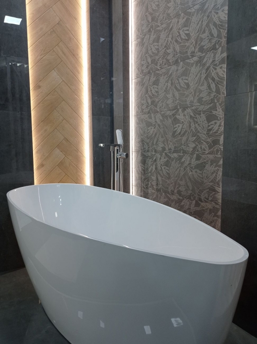 Biała wanna wolnostojąca  - zdjęcie od BLU salon łazienek Radom