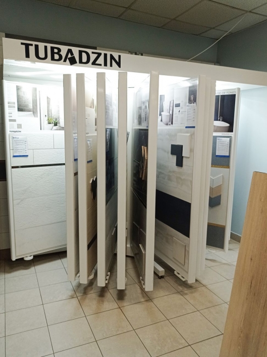 Ekspozytory z płytkami marki Tubądzin  - zdjęcie od BLU salon łazienek Radom