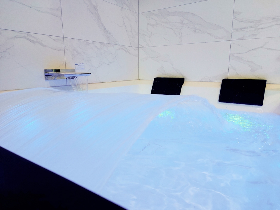 Ekspozycja wanien - zdjęcie od BLU salon łazienek Łódź