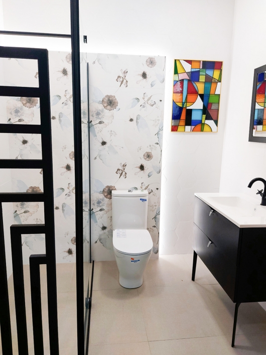 Jasna łazienka z motywem florystycznym - zdjęcie od BLU salon łazienek Łódź