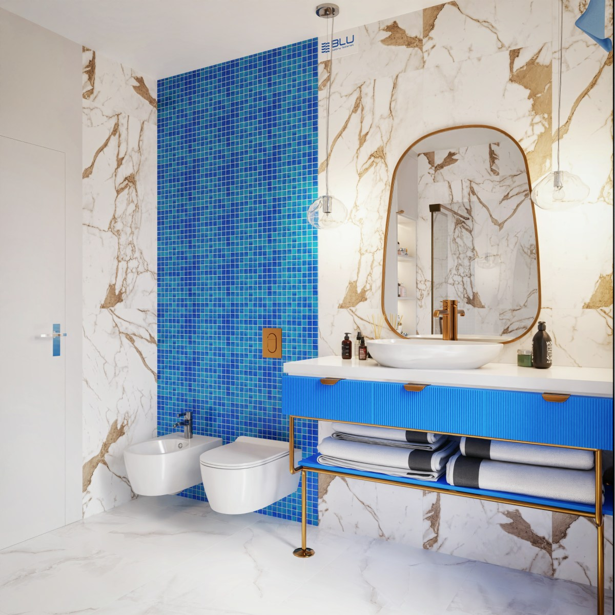 Marynistyczna łazienka z niebieską mozaiką Tubądzin Majolika 17 oraz płytkami imitującymi marmur Azario Stone Satuario oraz Onyx Bianco
