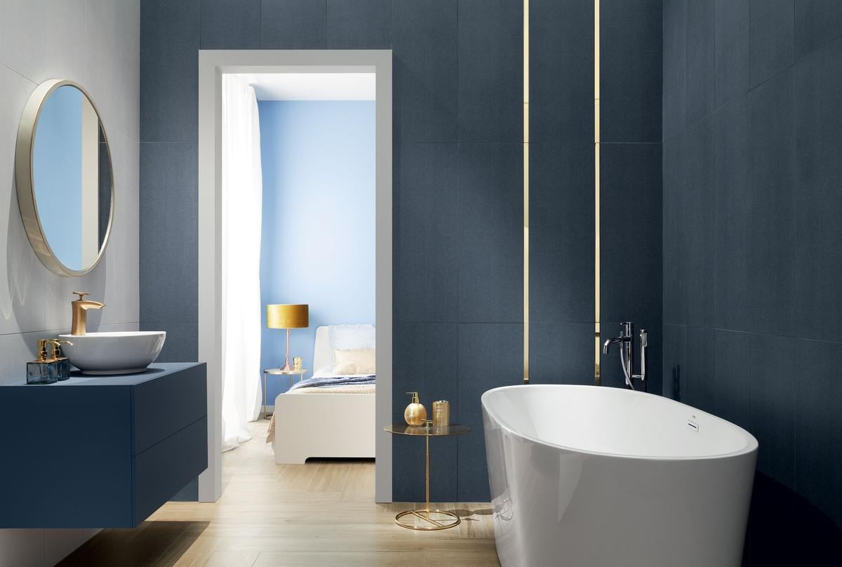 Niebieska łazienka ze złotymi dodatkami - Tubądzin House of Tones - BLU Salony Łazienek