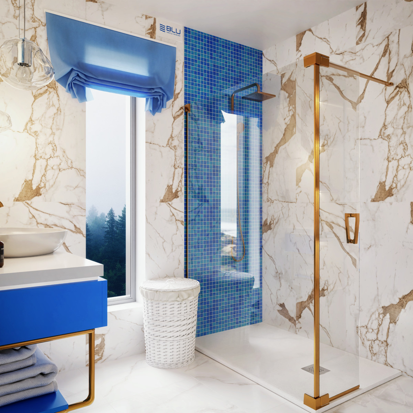 Niebieska łazienka ze złotymi dodatkami i kabiną prysznicową
