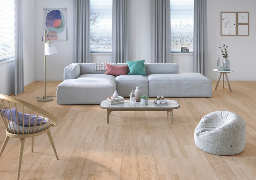 Płytki drewnopodobne Azario Amberwood Natural w nowoczesnym salonie