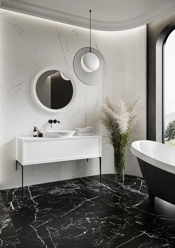 Biały i czarny marmur w łazience z płytkami Cerrad La Mania Marmo