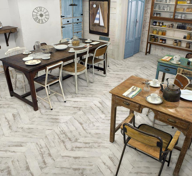 Płytki w jodełkę imitujące drewno Azario Chevron White Mat - BLU Salony Łazienek